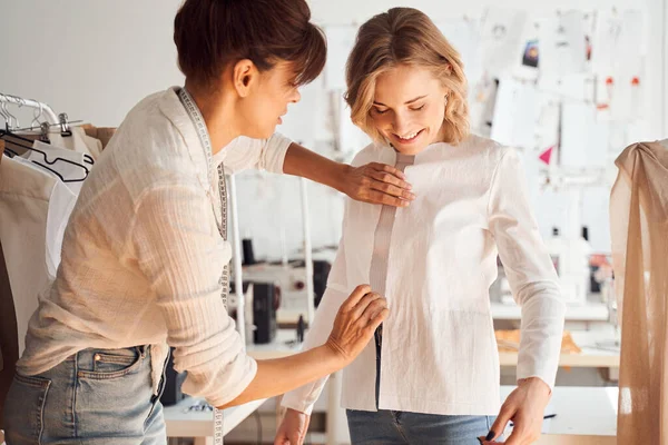 Cliente admirando su nueva camisa — Foto de Stock