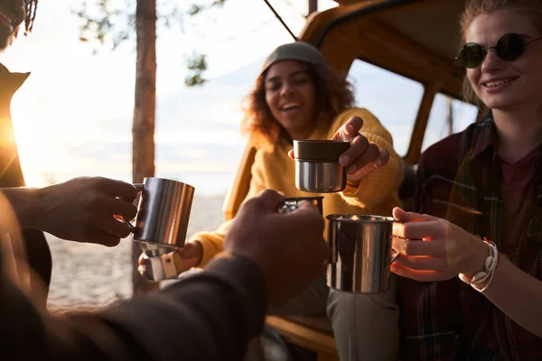 Amigos tomando té durante sus vacaciones — Foto de Stock