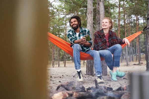 Hombre y mujer charlando con amigos — Foto de Stock