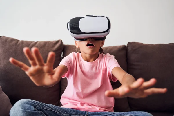 Girl using virtual reality goggles — Stock Photo, Image