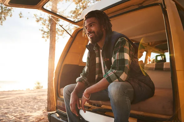 Hombre disfrutando del bosque con sonrisa — Foto de Stock