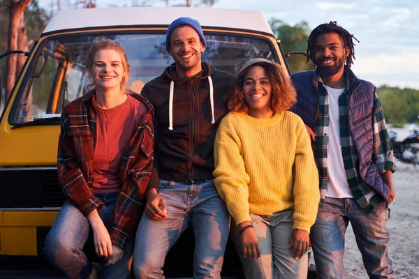 Viajeros relajándose cerca del coche — Foto de Stock