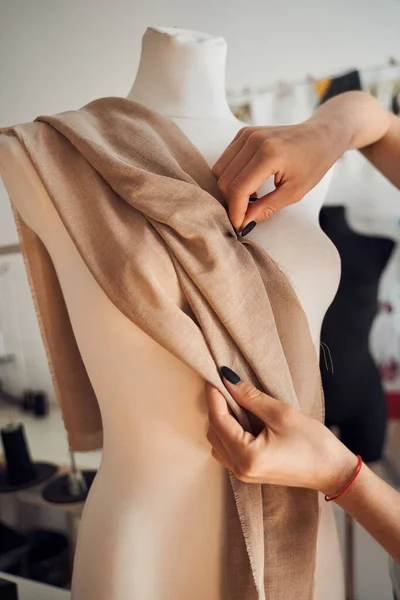 Costura vestindo tecido bege no manequim — Fotografia de Stock