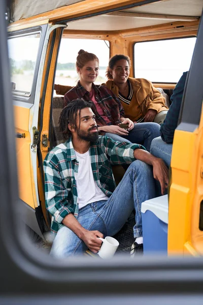 Arkadaşların karavanda dinlenmesi