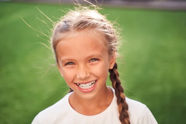 Retrato de menina doce ao ar livre — Fotografia de Stock