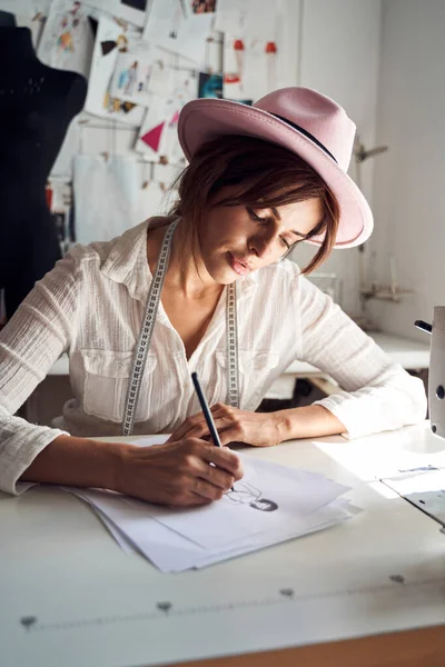 Dressmaker spokojen s dokončením skic — Stock fotografie