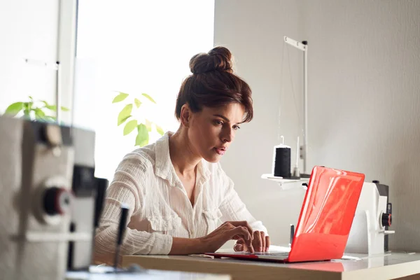 Designer examines fashion trends — Stock Photo, Image