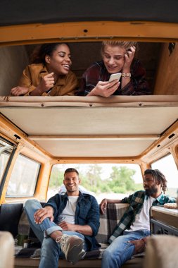 Arkadaşlar birlikte vakit geçiriyorlar.