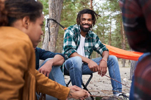 Hombre regocijando conversación con sus amigos — Foto de Stock