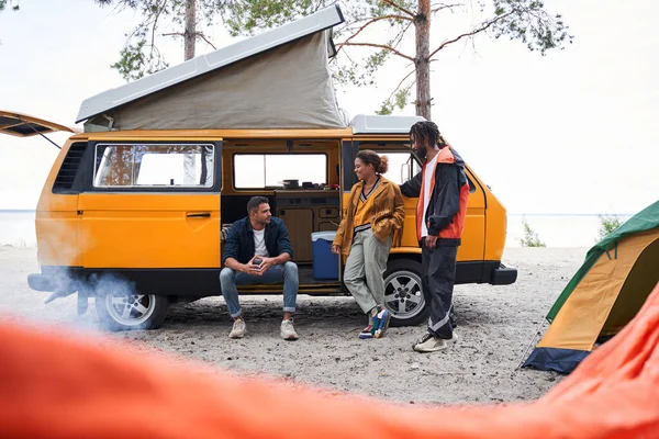 Amigos hablando por el bosque — Foto de Stock