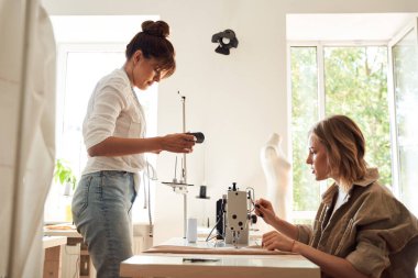 Stüdyoda tasarımcılar var.