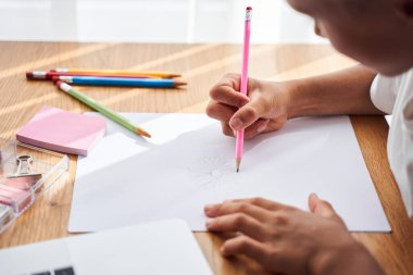 Çizim için ödev yapan kız