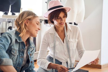 Tasarımcılar bitmiş çizimlere bakıyor