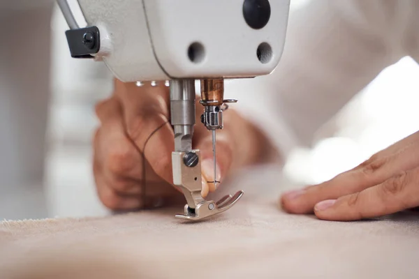 Mãos de seamstress segurando têxteis — Fotografia de Stock