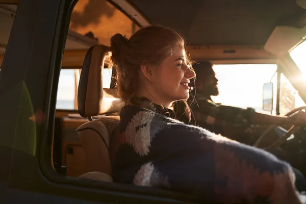 Senhora apreciando o passeio de carro — Fotografia de Stock