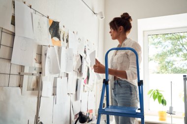 Merdivende duran kız.