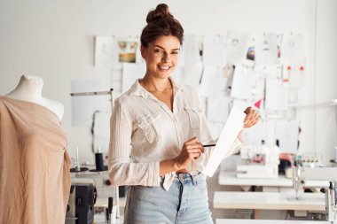 Tasarımcı eskizlerle gelir.