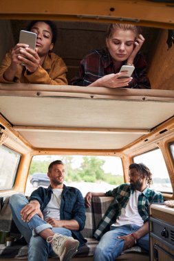 Arkadaşlar arabada vakit geçiriyorlar.
