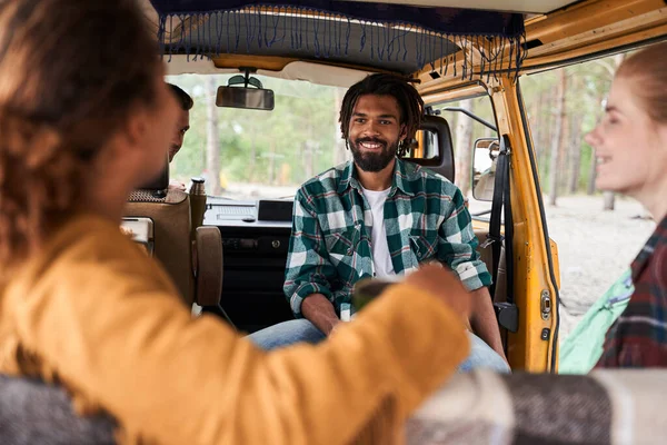 Arkadaşlar arabada sohbet ediyorlar.