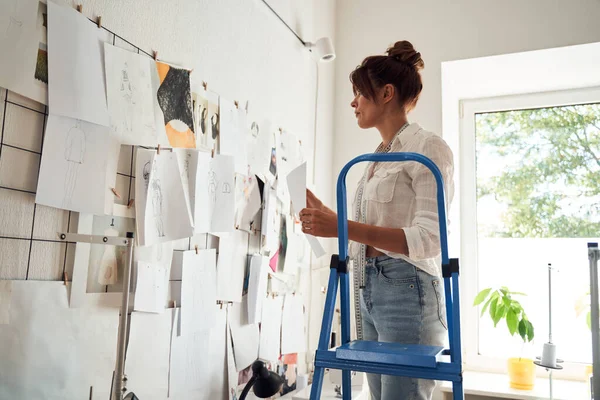 Merdivende duran kız.