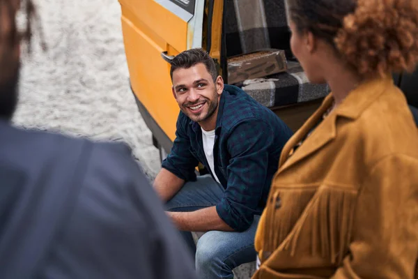 Hombre charlando con sus amigos en el bosque — Foto de Stock