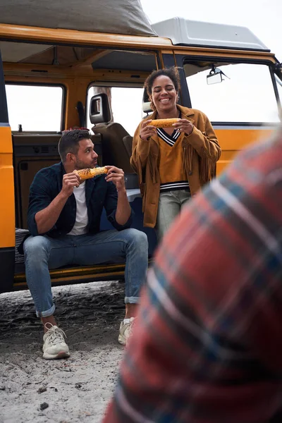 Pojke och flicka njuta av att äta majs — Stockfoto