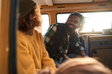 Adam kıza cana yakın görünüyor.