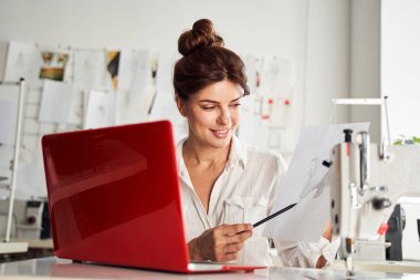 Müşteri çizimlerini gösteren tasarımcı