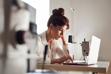 Dizüstü bilgisayarla çalışan tasarımcı