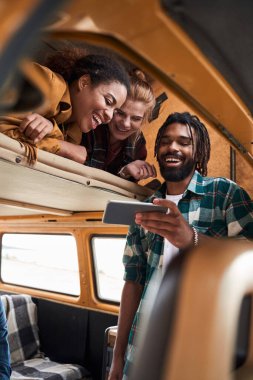 Akıllı telefona bakan arkadaşlar