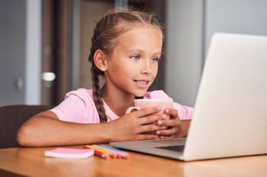 Görüntülü arama yapan kız