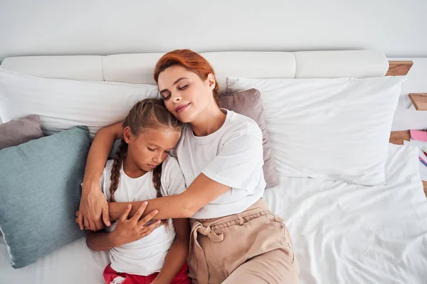 Mor vaknar upp med sin dotter — Stockfoto