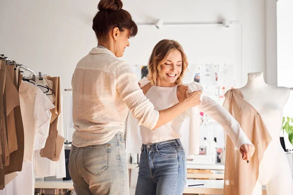 Tasarımcı kostüm üzerinde gömlek deniyor