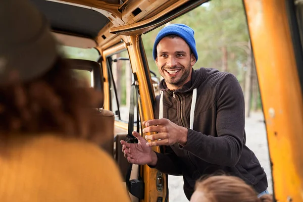 Adam jest yapıyor ve büyüleyici bir hikaye anlatıyor.