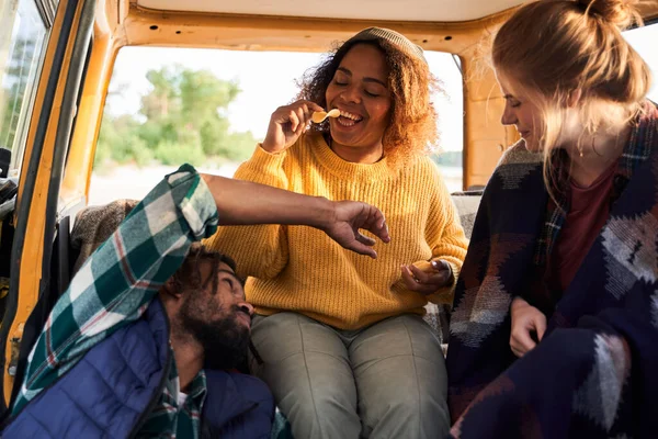 Los amigos comen papas fritas en el coche — Foto de Stock