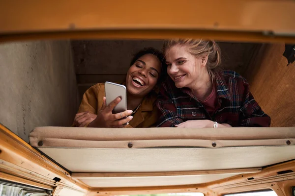 Duas meninas olhando para o smartphone — Fotografia de Stock
