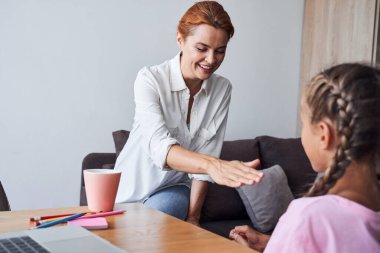 Annem kızlarını başarıya teşvik ediyor.