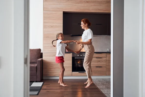 Mutter und tochter springen bei die küche — Stockfoto