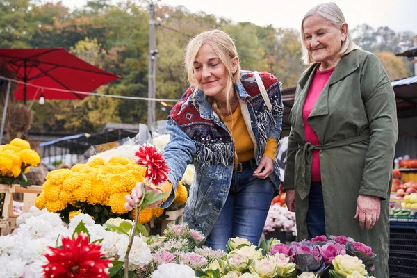 Femme achetant des fleurs sur le marché — Photo