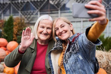 Uzatılmış elde akıllı telefonu tutan kadın.