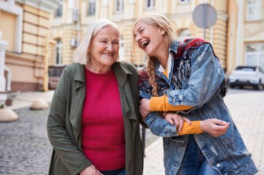 Kadın yüksek sesle gülüyor.