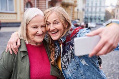 Kameraya bakan kadın.