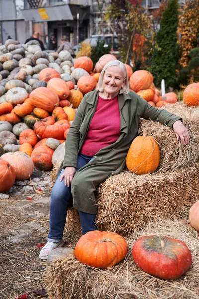 Woman sitting and relaxing at the haystack — Stock Photo, Image