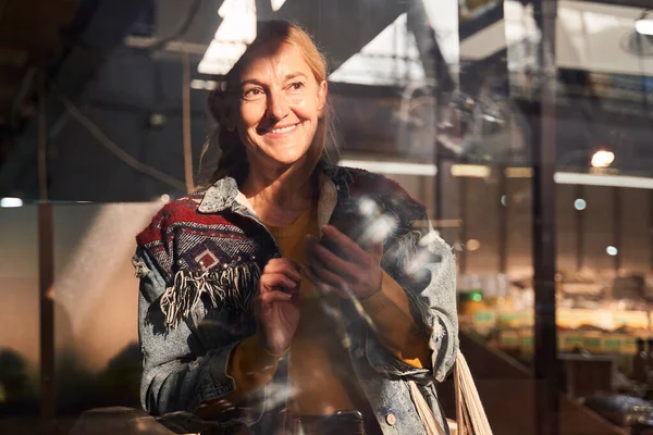 Frau blickt durch das Glas — Stockfoto