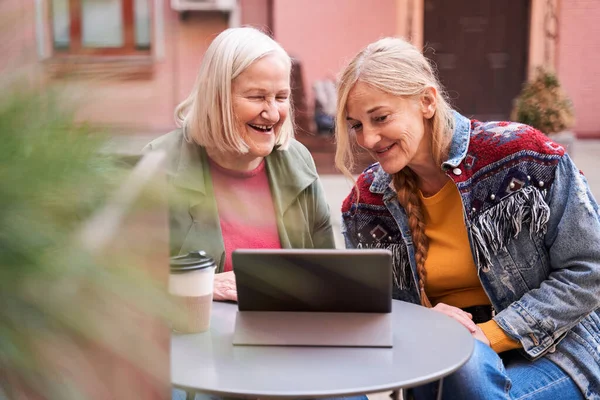 Mujer y su hija usando tableta digital —  Fotos de Stock