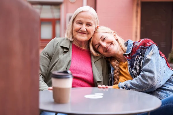 Frau Bindung an ihre kaukasische stilvolle ältere Mutter — Stockfoto