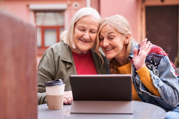 Mujer y su encantadora hija usando tableta —  Fotos de Stock