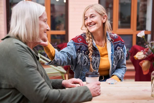 Mujer tocando la cara de sus madres con ternura — Foto de Stock