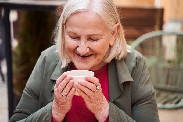 Frau genießt das heiße Getränk — Stockfoto