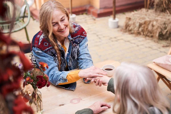 Mujer mirando a su madre con una sonrisa encantadora — Foto de Stock